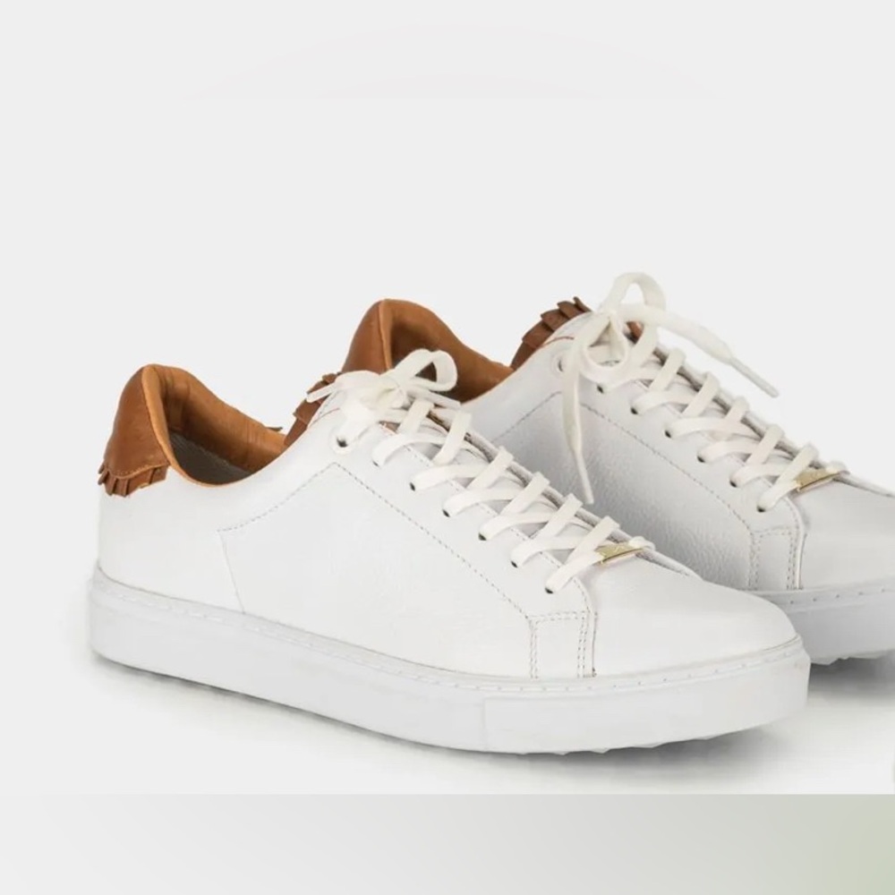 BRAND NEW, NEVER WORN ODA CASUAL TWO-TONE LEATHER SNEAKERS IN WHITE
